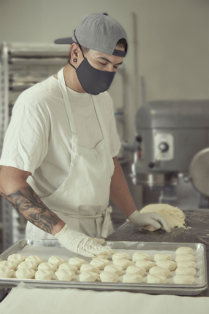 La-Candelaria-Products-worker-bakery